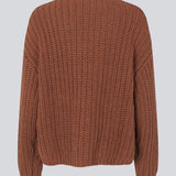 Chunky knit with a relaxed shape in the color maple. FelipeMD v-neck has a v-neckline, long sleeves and ribbed trimmings at the hems. The model is 175 cm and wears a size S/36.