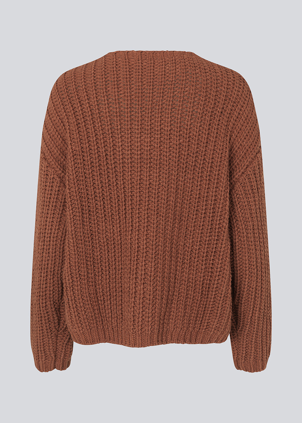 Chunky knit with a relaxed shape in the color maple. FelipeMD v-neck has a v-neckline, long sleeves and ribbed trimmings at the hems. The model is 175 cm and wears a size S/36.