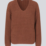 Chunky knit with a relaxed shape in the color maple. FelipeMD v-neck has a v-neckline, long sleeves and ribbed trimmings at the hems. The model is 175 cm and wears a size S/36.