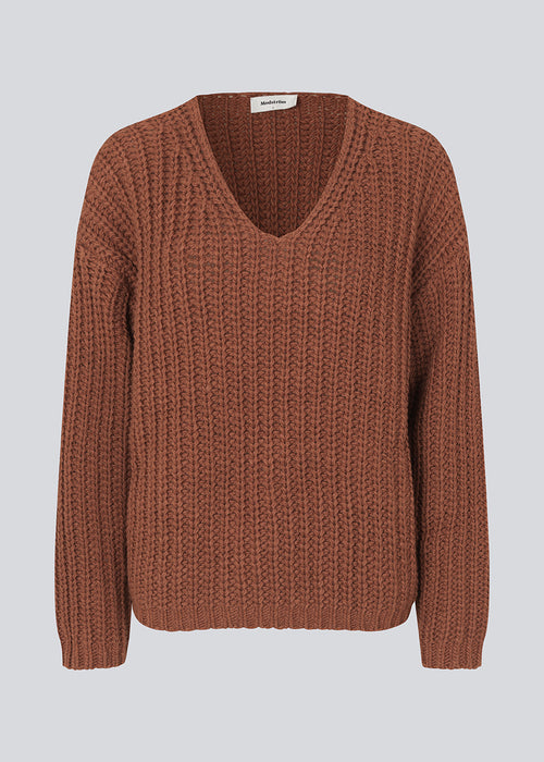 Chunky knit with a relaxed shape in the color maple. FelipeMD v-neck has a v-neckline, long sleeves and ribbed trimmings at the hems. The model is 175 cm and wears a size S/36.