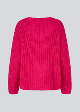 Chunky pink knit with a relaxed shape. FelipeMD v-neck has a v-neckline, long sleeves and ribbed trimmings at the hems. The model is 175 cm and wears a size S/36.