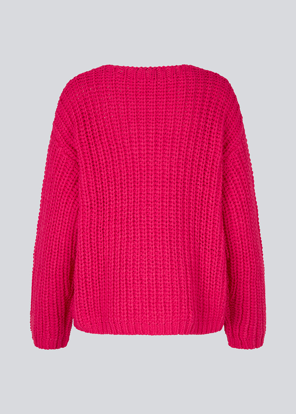 Chunky pink knit with a relaxed shape. FelipeMD v-neck has a v-neckline, long sleeves and ribbed trimmings at the hems. The model is 175 cm and wears a size S/36.