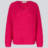 Chunky pink knit with a relaxed shape. FelipeMD v-neck has a v-neckline, long sleeves and ribbed trimmings at the hems. The model is 175 cm and wears a size S/36.