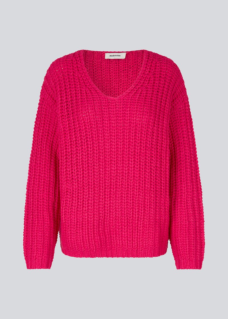 Chunky pink knit with a relaxed shape. FelipeMD v-neck has a v-neckline, long sleeves and ribbed trimmings at the hems. The model is 175 cm and wears a size S/36.
