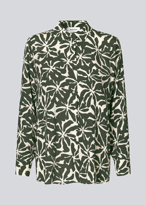 Shirt in woven quality of printed EcoVero viscose. FernMD print shirt has a pointy collar and buttons in front, along with long wide sleeves. The model is 175 cm and wears a size S/36.