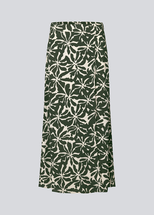 Midi dress in a light woven EcoVero viscose quality with a slit in front. FernMD print skirt has a high waist with covered elastication at the back. The model is 175 cm and wears a size S/36.