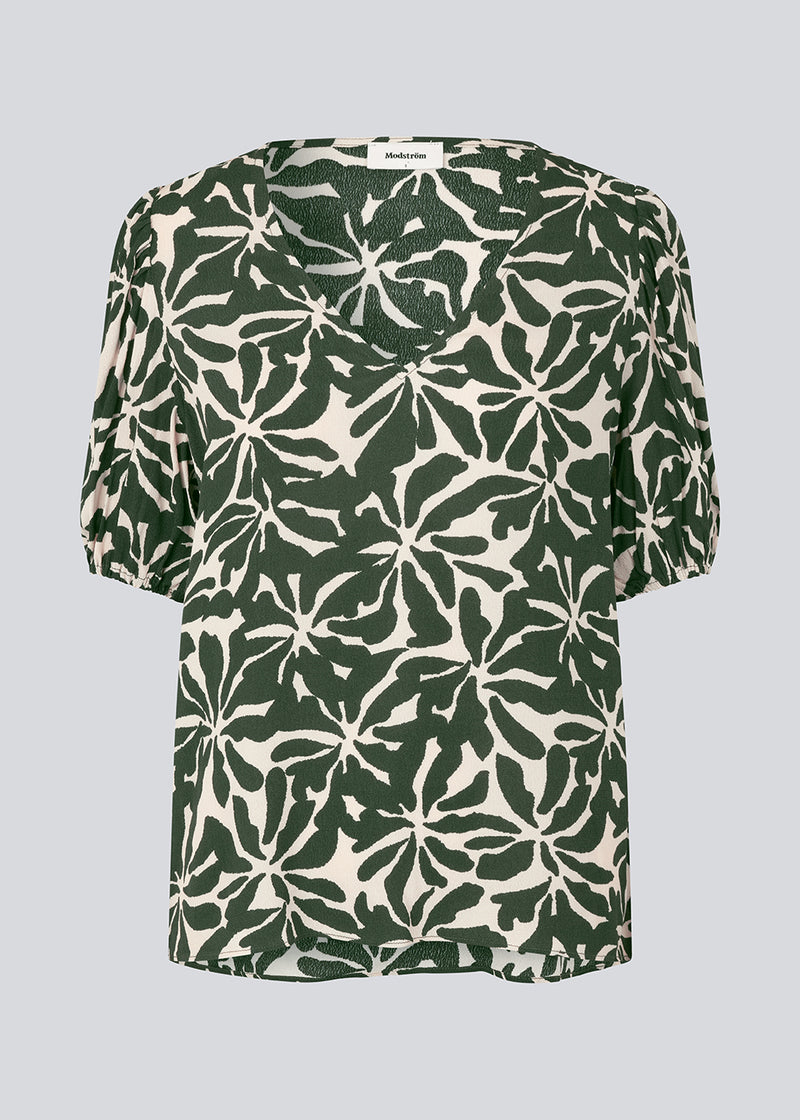 Printed top with a loose shape in EcoVero viscose. FernMD print top is made with a v-neckline and elbow-length puff sleeves with elastication. The model is 175 cm and wears a size S/36.