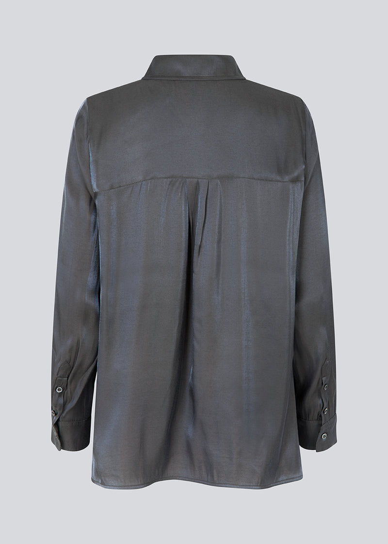 Satin shirt with a relaxed shape. FerronMD shirt has a pointy collar, rounded hem and long sleeves with volume.