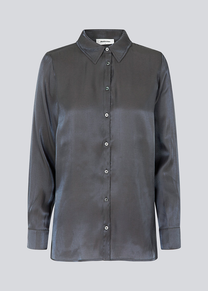 Satin shirt with a relaxed shape. FerronMD shirt has a pointy collar, rounded hem and long sleeves with volume.