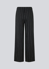 FiaMD pants in bkack have a loose fit in a linen mix with vertical stripes. The pants have an elasticated waist with tiebelt and side pockets. The model is 177 cm and wears a size S/36.