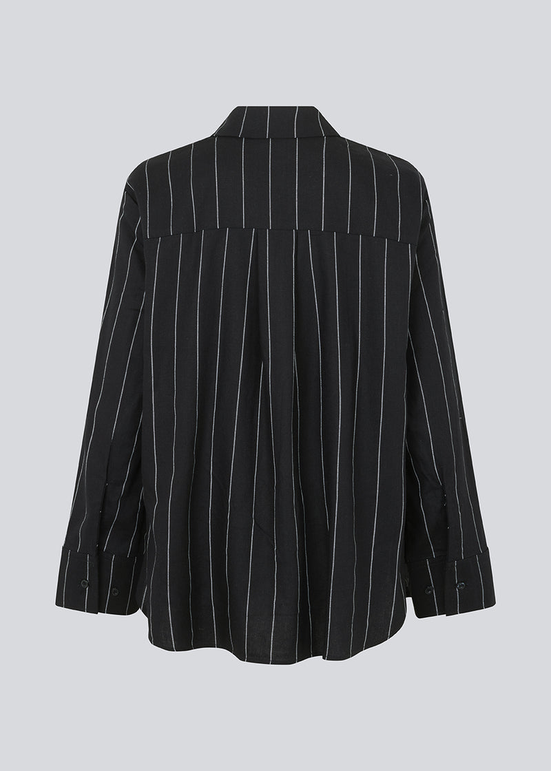 Striped black shirt in linen mix with collar, buttons in front and yoke on the back. FiaMD shirt has a relaxed fit with long, wide sleeves. The model is 175 cm and wears a size S/36.