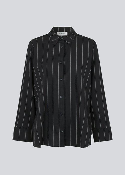Striped black shirt in linen mix with collar, buttons in front and yoke on the back. FiaMD shirt has a relaxed fit with long, wide sleeves. The model is 175 cm and wears a size S/36.