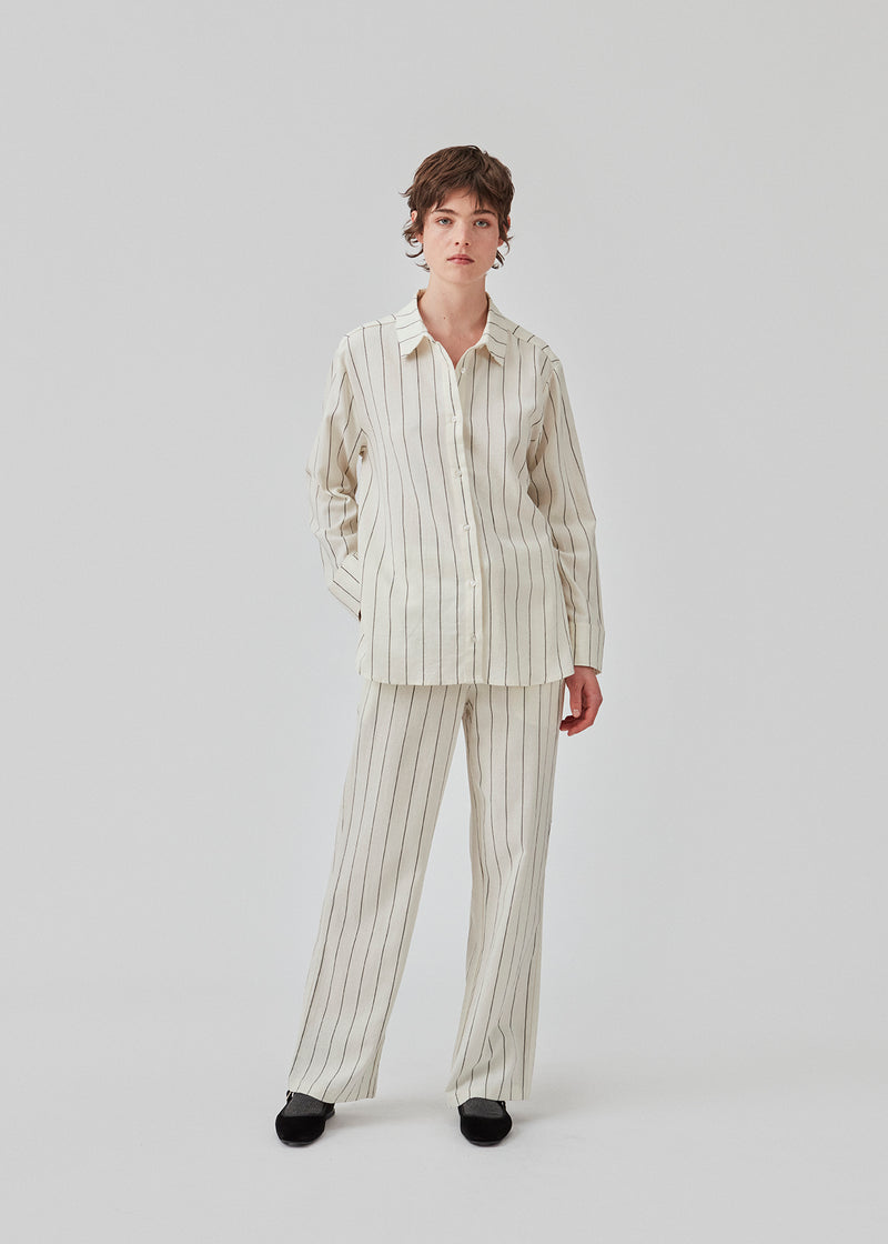 Striped shirt in linen mix with collar, buttons in front and yoke on the back. FiaMD shirt has a relaxed fit with long, wide sleeves. The model is 175 cm and wears a size S/36.