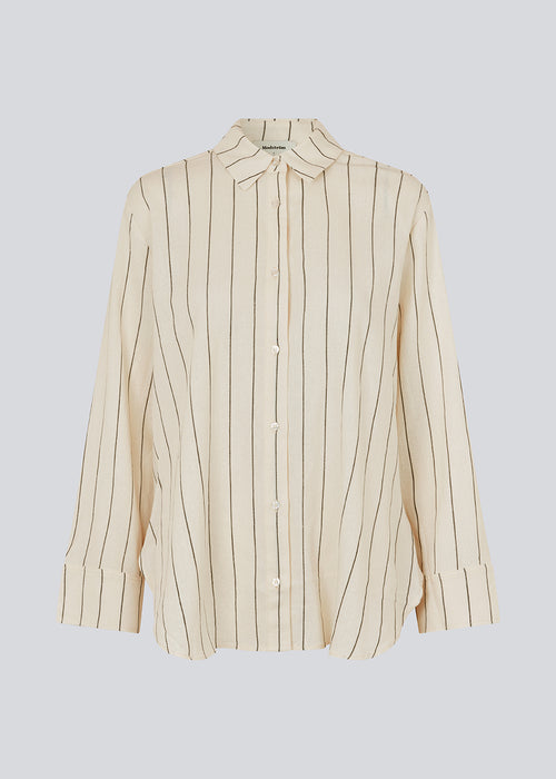 White striped shirt in linen mix with collar, buttons in front and yoke on the back. FiaMD shirt has a relaxed fit with long, wide sleeves. The model is 175 cm and wears a size S/36.