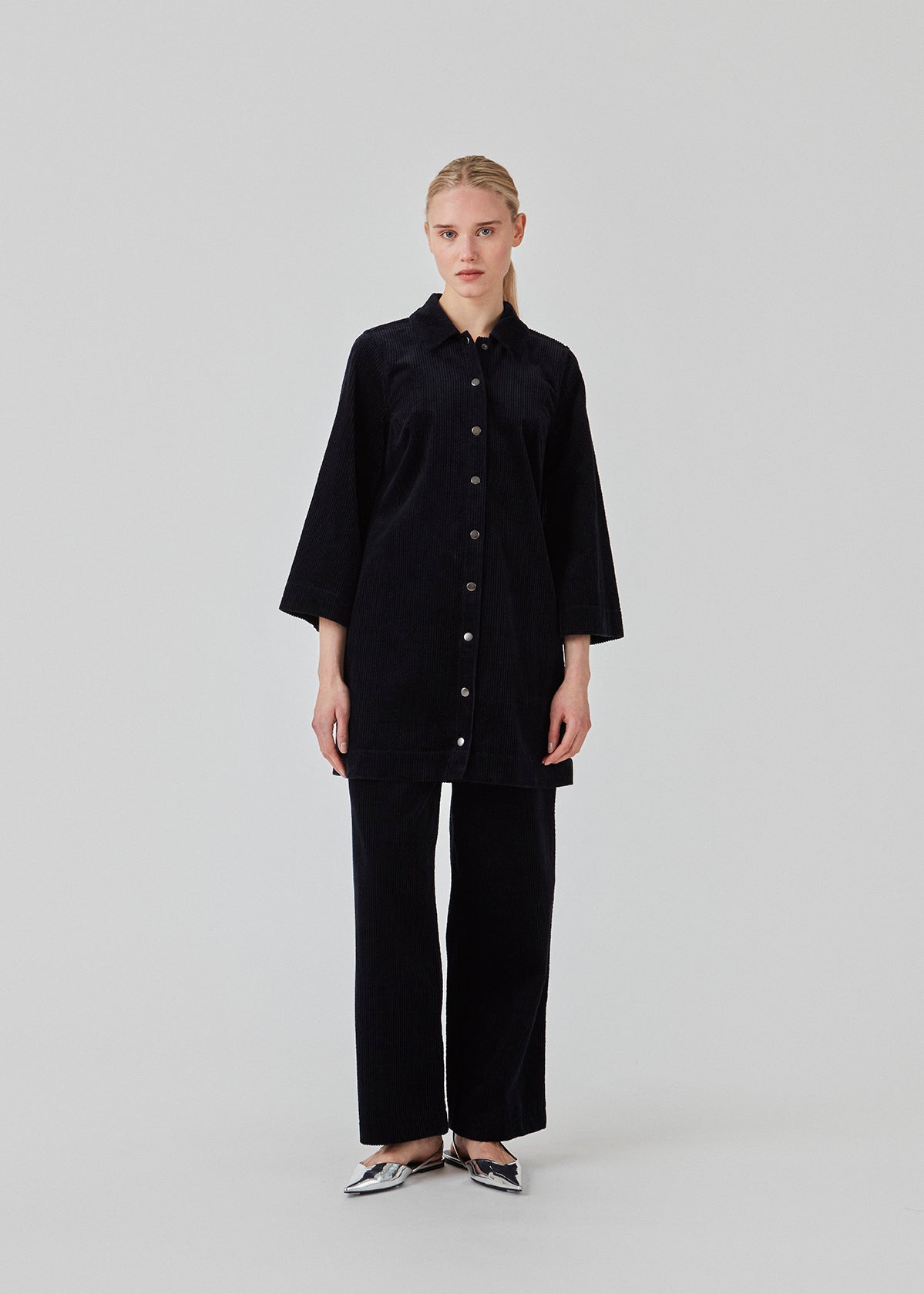 Midi shirt dress in navy sky in corduroy with collar and press-studs in front. FikaMD dress has a loose A-line silhouette and 3/4 length wide sleeves. The model is 175 cm and wears a size S/36.