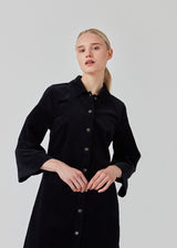 Midi shirt dress in navy sky in corduroy with collar and press-studs in front. FikaMD dress has a loose A-line silhouette and 3/4 length wide sleeves. The model is 175 cm and wears a size S/36.