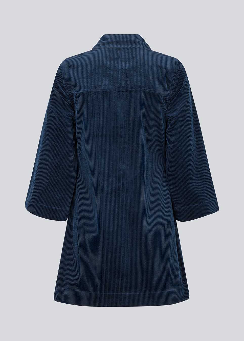 Midi shirt dress in navy sky in corduroy with collar and press-studs in front. FikaMD dress has a loose A-line silhouette and 3/4 length wide sleeves. The model is 175 cm and wears a size S/36.