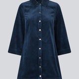 Midi shirt dress in navy sky in corduroy with collar and press-studs in front. FikaMD dress has a loose A-line silhouette and 3/4 length wide sleeves. The model is 175 cm and wears a size S/36.