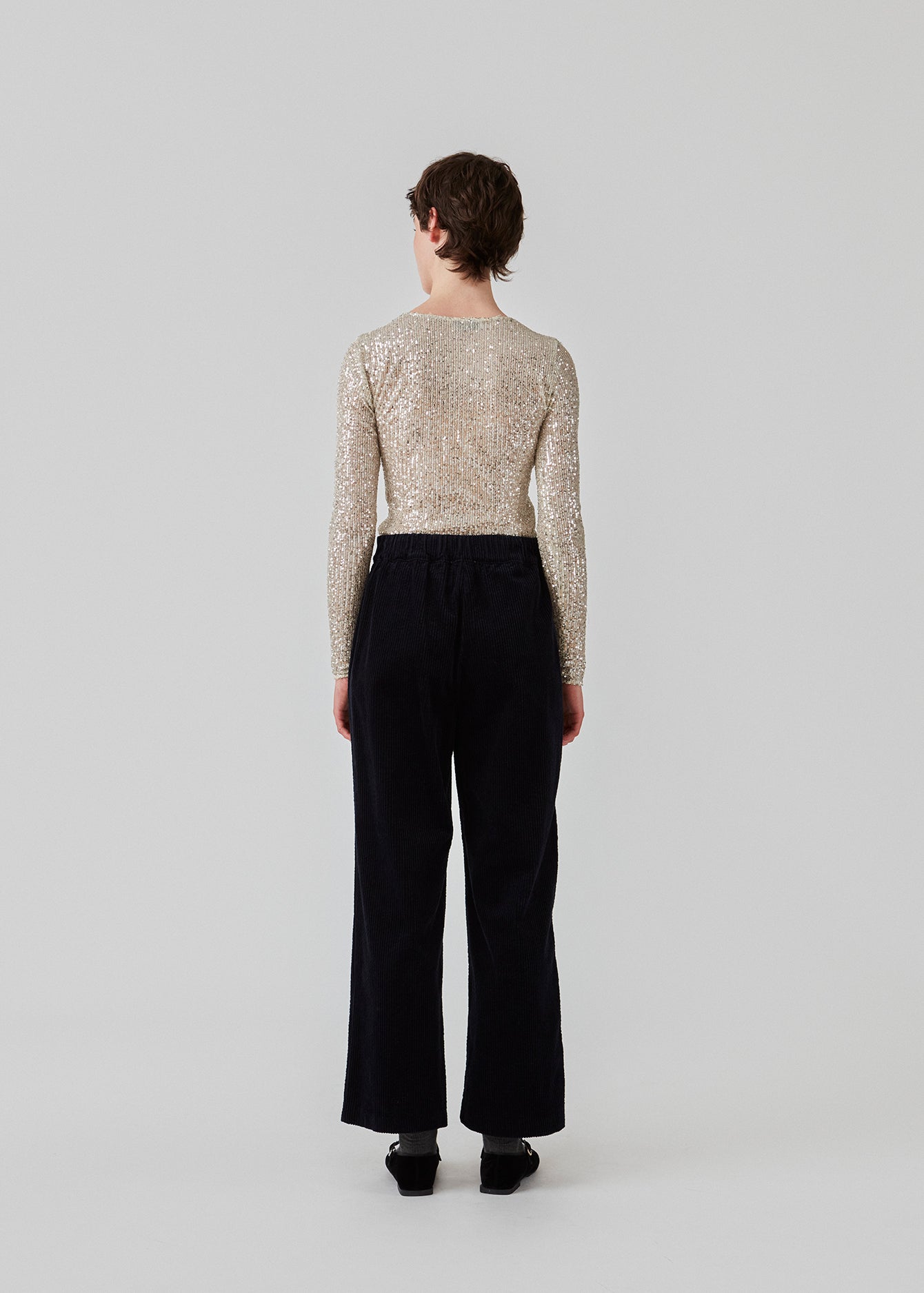 Corduroy pants in navy sky with long, wide legs and a high waist with zip fly and button, and elastic on the back. FikaMD pants are lined. The model is 175 cm and wears a size S/36. side pockets. The model is 175 cm and wears a size S/36.
