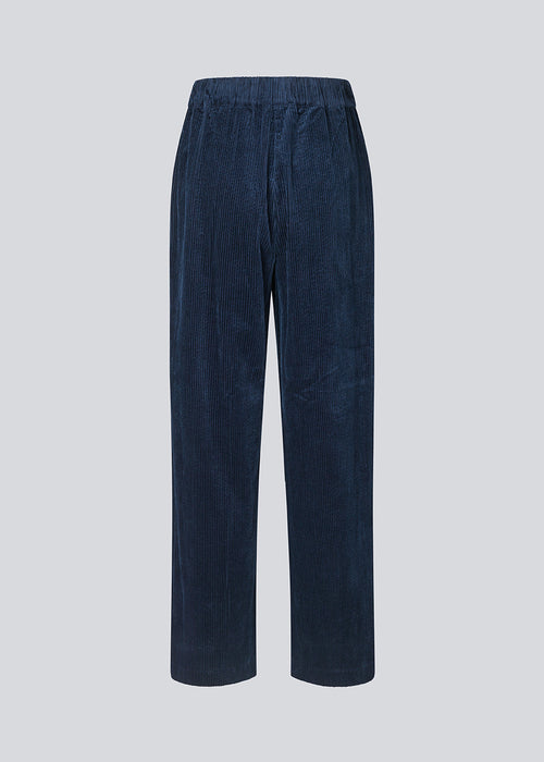 Corduroy pants in navy sky with long, wide legs and a high waist with zip fly and button, and elastic on the back. FikaMD pants are lined. The model is 175 cm and wears a size S/36. side pockets. The model is 175 cm and wears a size S/36.