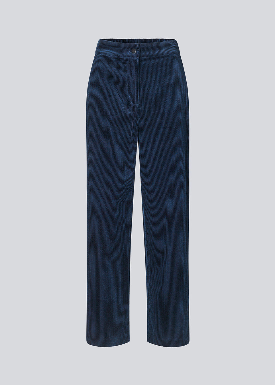 Corduroy pants in navy sky with long, wide legs and a high waist with zip fly and button, and elastic on the back. FikaMD pants are lined. The model is 175 cm and wears a size S/36. side pockets. The model is 175 cm and wears a size S/36.