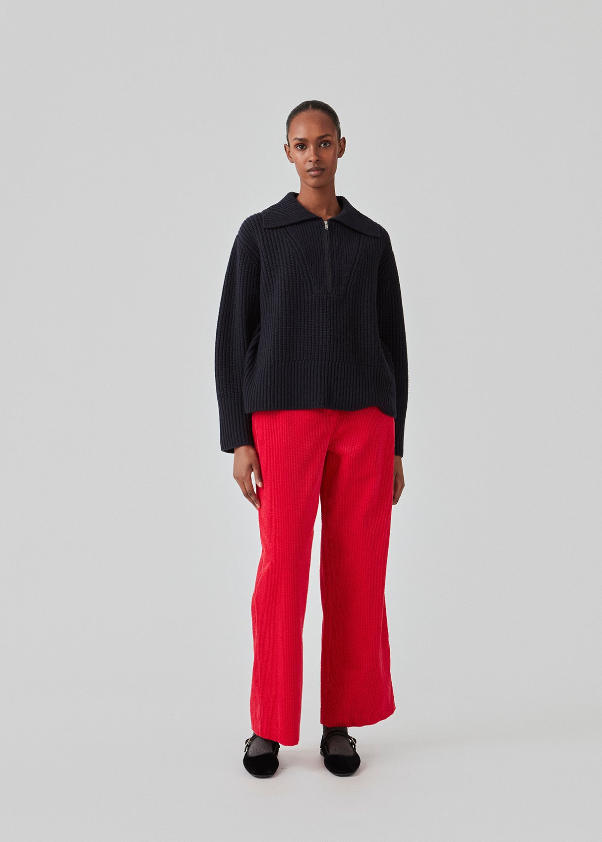 Pink corduroy pants with long, wide legs and a high waist with zip fly and button, and elastic on the back. FikaMD pants are lined. The model is 175 cm and wears a size S/36. side pockets. The model is 175 cm and wears a size S/36.