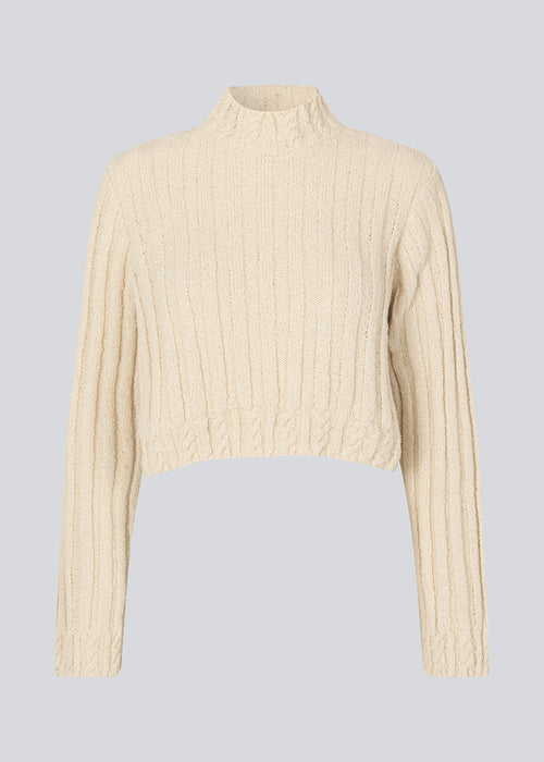 Short cable knit top in cotton mix. FinaMD o-neck has a relaxed silhouette with long sleeves and a high neck. The model is 175 cm and wears a size S/36.