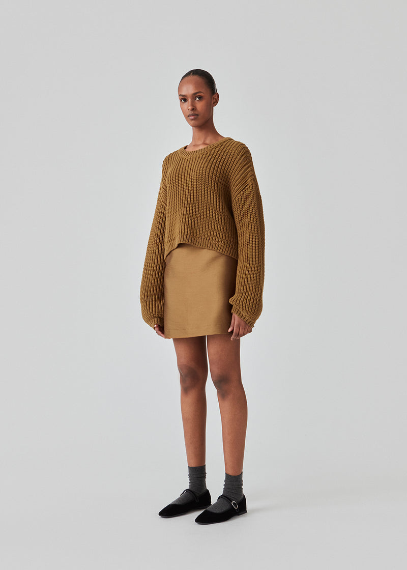 Chunky knit in the color Breen in a cotton blend with a wide, round neck and a slightly cropped length. FlakaMD o-neck has a relaxed silhouette with extra-long balloon sleeves. The model is 175 cm and wears a size S/36.