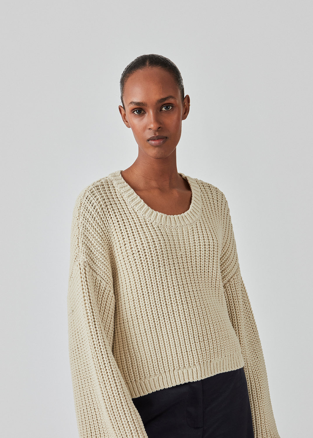 Chunky knit in a cotton blend with a wide, round neck and a slightly cropped length. FlakaMD o-neck has a relaxed silhouette with extra long balloon sleeves. The model is 175 cm and wears a size S/36.