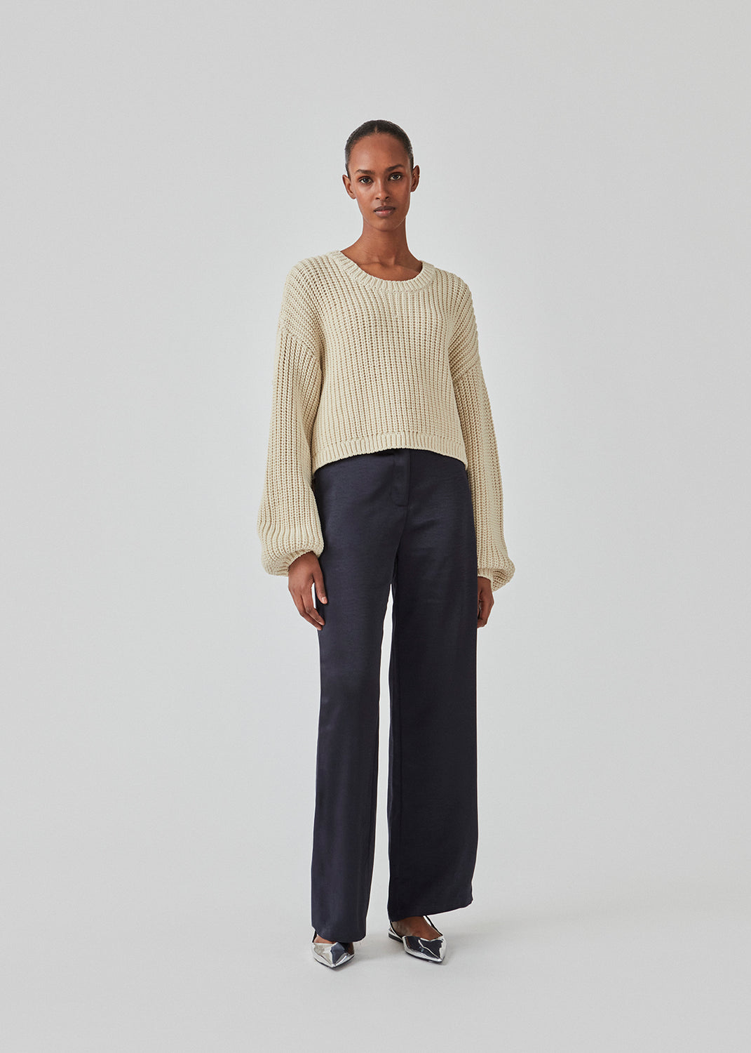 Chunky knit in a cotton blend with a wide, round neck and a slightly cropped length. FlakaMD o-neck has a relaxed silhouette with extra long balloon sleeves. The model is 175 cm and wears a size S/36.