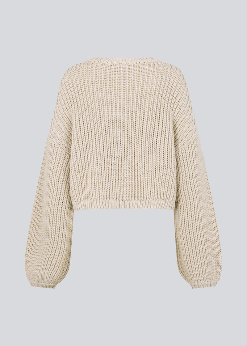 Chunky knit in a cotton blend with a wide, round neck and a slightly cropped length. FlakaMD o-neck has a relaxed silhouette with extra long balloon sleeves. The model is 175 cm and wears a size S/36.