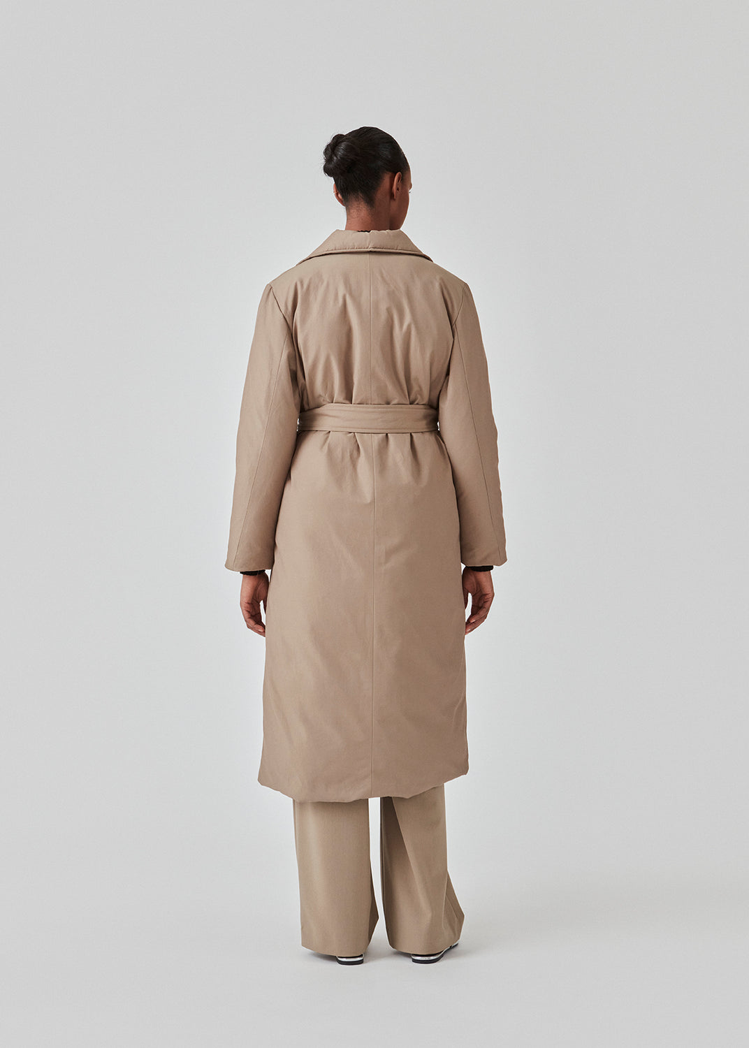 Jacket in a trench coat look with outer layer made from a cotton and nylon blend. EsmeMD jacket is double-breasted with a wide collar and lapel along with a wide tie belt at the waist. The model is 175 cm and wears a size S/36.