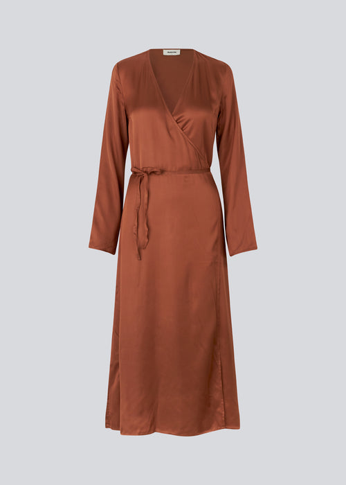 Long dress in a satin-woven EcoVero viscose blend. FloreMD wrap dress has a v-neckline and wrap detail with a thin tie belt. Long sleeves with a slit at the hem. The model is 175 cm and wears a size S/36.