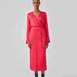 Long dress in pink in a satin-woven EcoVero viscose blend. FloreMD wrap dress has a v-neckline and wrap detail with a thin tie belt. Long sleeves with a slit at the hem. The model is 175 cm and wears a size S/36.