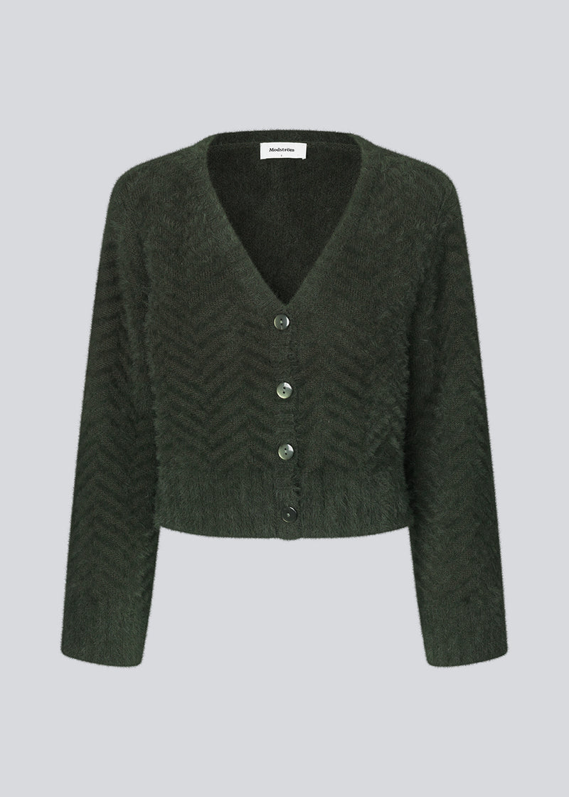 Fluffy cardigan in cotton blend in dark green. FloriaMD cardigan has a rounded shape, v-neckline, long wide sleeves and buttons in front. The model is 175 cm and wears a size S/36.