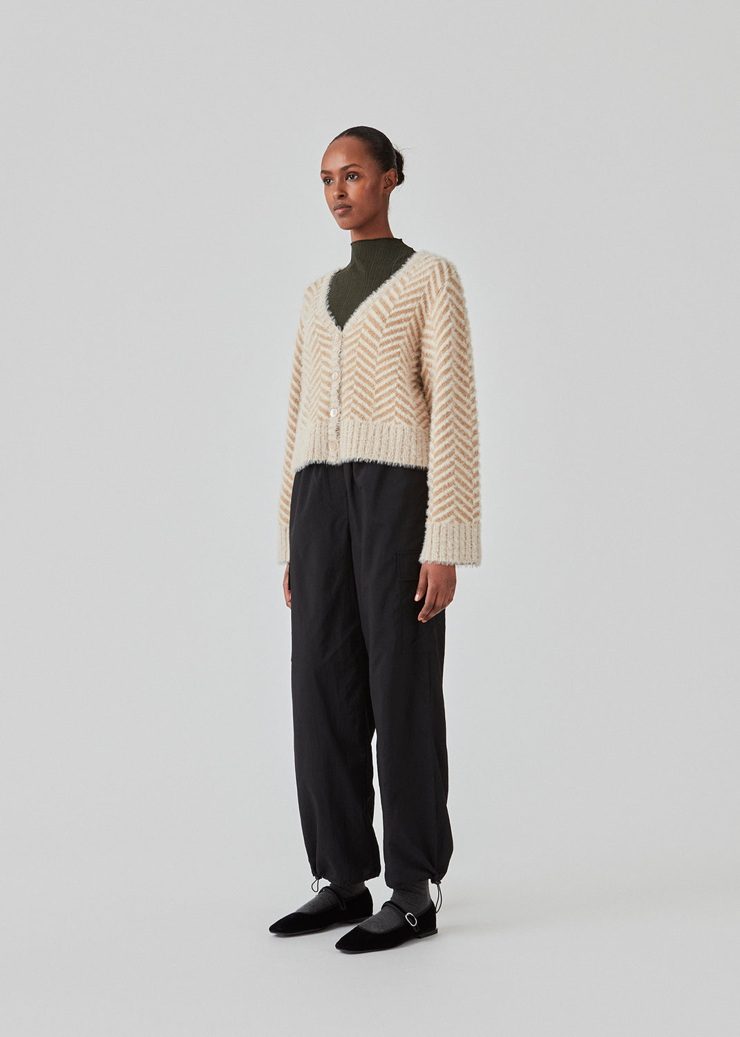 Fluffy cardigan in cotton blend in beige. FloriaMD cardigan has a rounded shape, v-neckline, long wide sleeves and buttons in front. The model is 175 cm and wears a size S/36.
