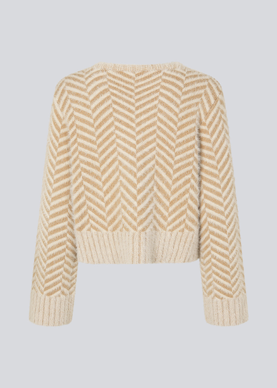 Fluffy cardigan in cotton blend in beige. FloriaMD cardigan has a rounded shape, v-neckline, long wide sleeves and buttons in front. The model is 175 cm and wears a size S/36.