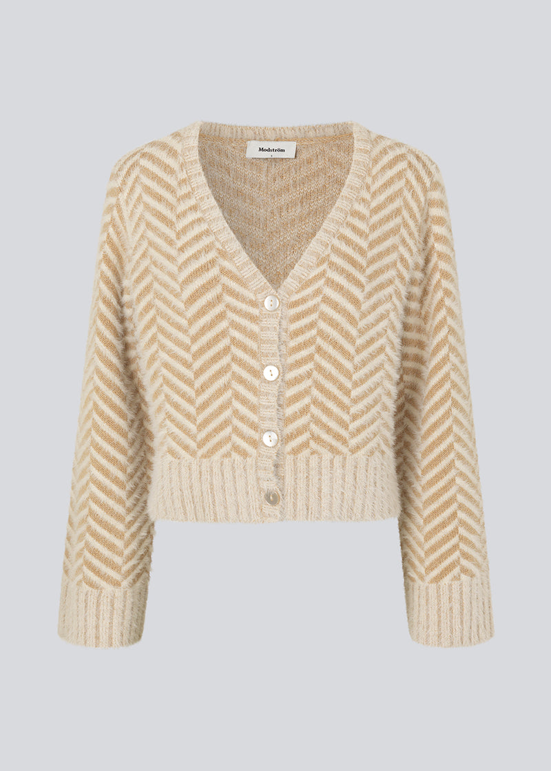 Fluffy cardigan in cotton blend in beige. FloriaMD cardigan has a rounded shape, v-neckline, long wide sleeves and buttons in front. The model is 175 cm and wears a size S/36.