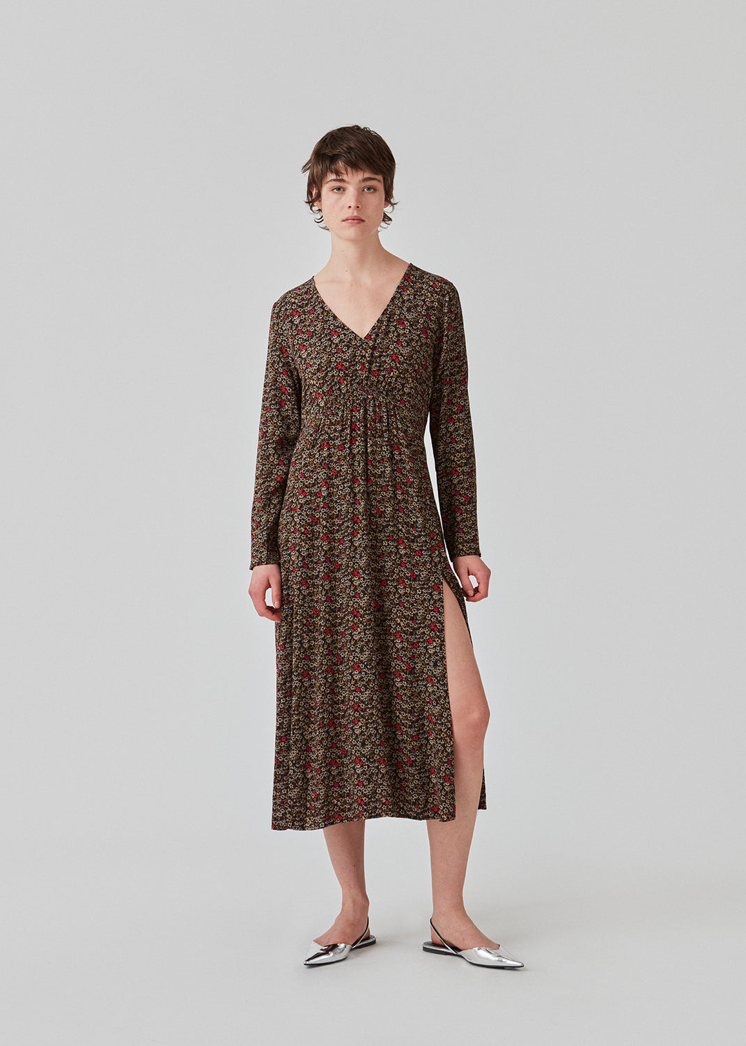 Long dress in a light, woven EcoVero viscose with print. FloryMD print dress has a slim fit with a v-neckline, long sleeves, smock detail below the chest and on the back, along with a high slit in front. The model is 175 cm and wears a size S/36.
