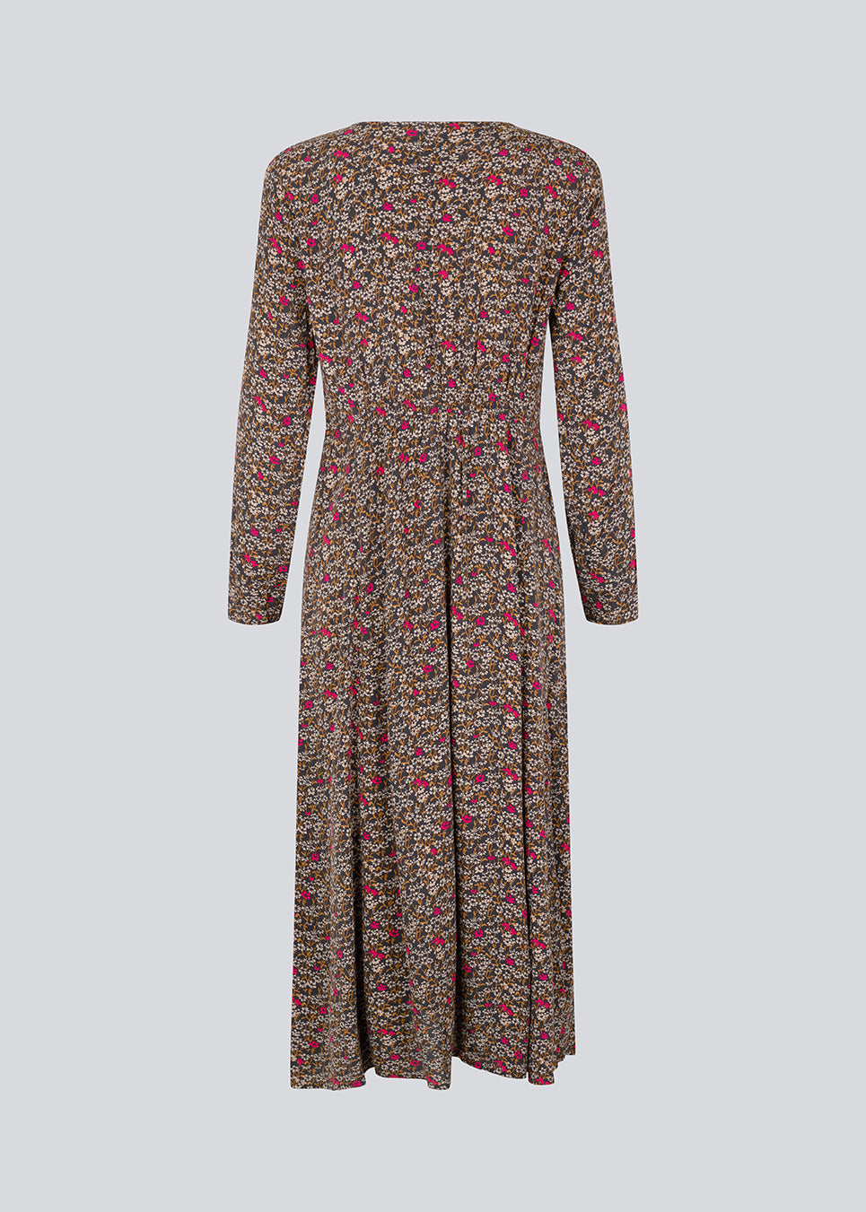 Long dress in a light, woven EcoVero viscose with print. FloryMD print dress has a slim fit with a v-neckline, long sleeves, smock detail below the chest and on the back, along with a high slit in front. The model is 175 cm and wears a size S/36.