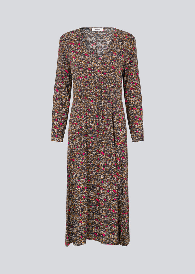 Long dress in a light, woven EcoVero viscose with print. FloryMD print dress has a slim fit with a v-neckline, long sleeves, smock detail below the chest and on the back, along with a high slit in front. The model is 175 cm and wears a size S/36.