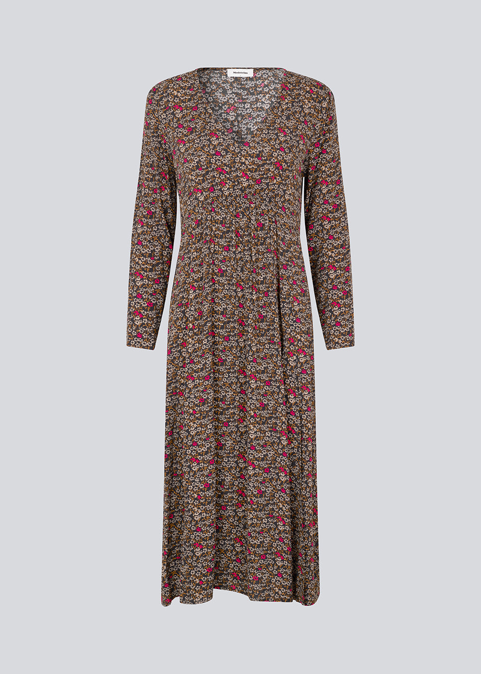 Long dress in a light, woven EcoVero viscose with print. FloryMD print dress has a slim fit with a v-neckline, long sleeves, smock detail below the chest and on the back, along with a high slit in front. The model is 175 cm and wears a size S/36.