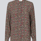 Relaxed shirt in a light, woven quality made from EcoVero viscose. FloryMD print shirt has collar and buttons in front and long wide sleeves with cuff. The model is 175 cm and wears a size S/36.