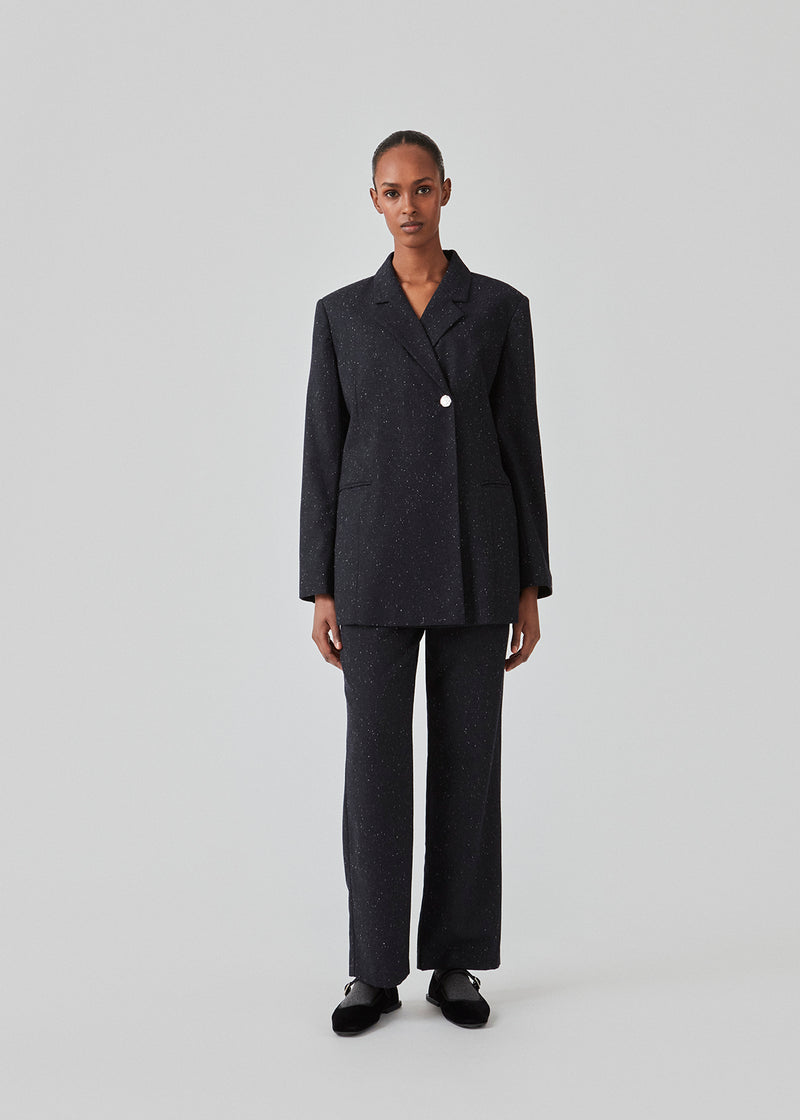 Long-tailored pants with wide legs and pleats in front. FolaMD pants are designed in a wool blend with tiny colored flecks. Part of a set, buy the matching blazer here: FolaMD blazer. The model is 175 cm and wears a size S/36.