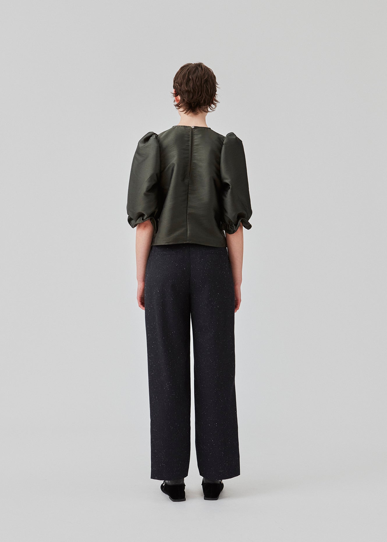 Long-tailored pants with wide legs and pleats in front. FolaMD pants are designed in a wool blend with tiny colored flecks. Part of a set, buy the matching blazer here: FolaMD blazer. The model is 175 cm and wears a size S/36.
