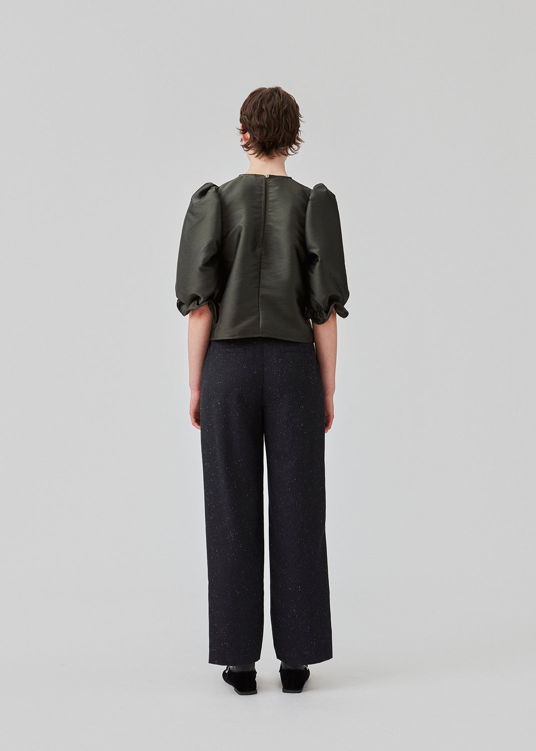 Long-tailored pants with wide legs and pleats in front. FolaMD pants are designed in a wool blend with tiny colored flecks. Part of a set, buy the matching blazer here: FolaMD blazer. The model is 175 cm and wears a size S/36.