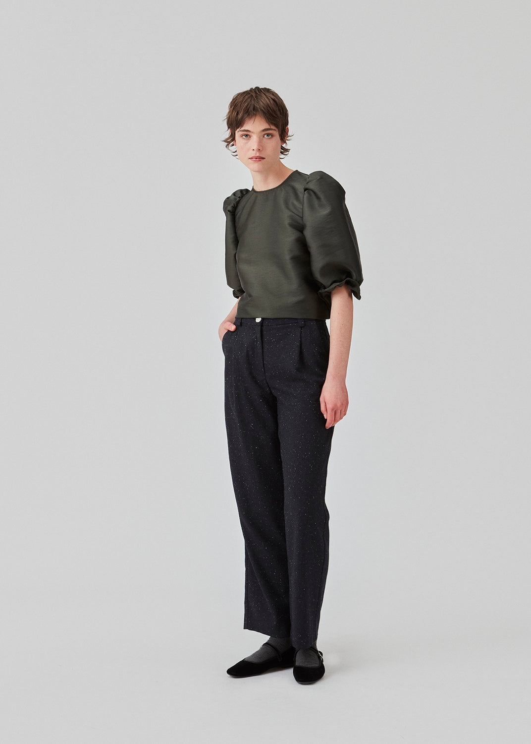 Long-tailored pants with wide legs and pleats in front. FolaMD pants are designed in a wool blend with tiny colored flecks. Part of a set, buy the matching blazer here: FolaMD blazer. The model is 175 cm and wears a size S/36.