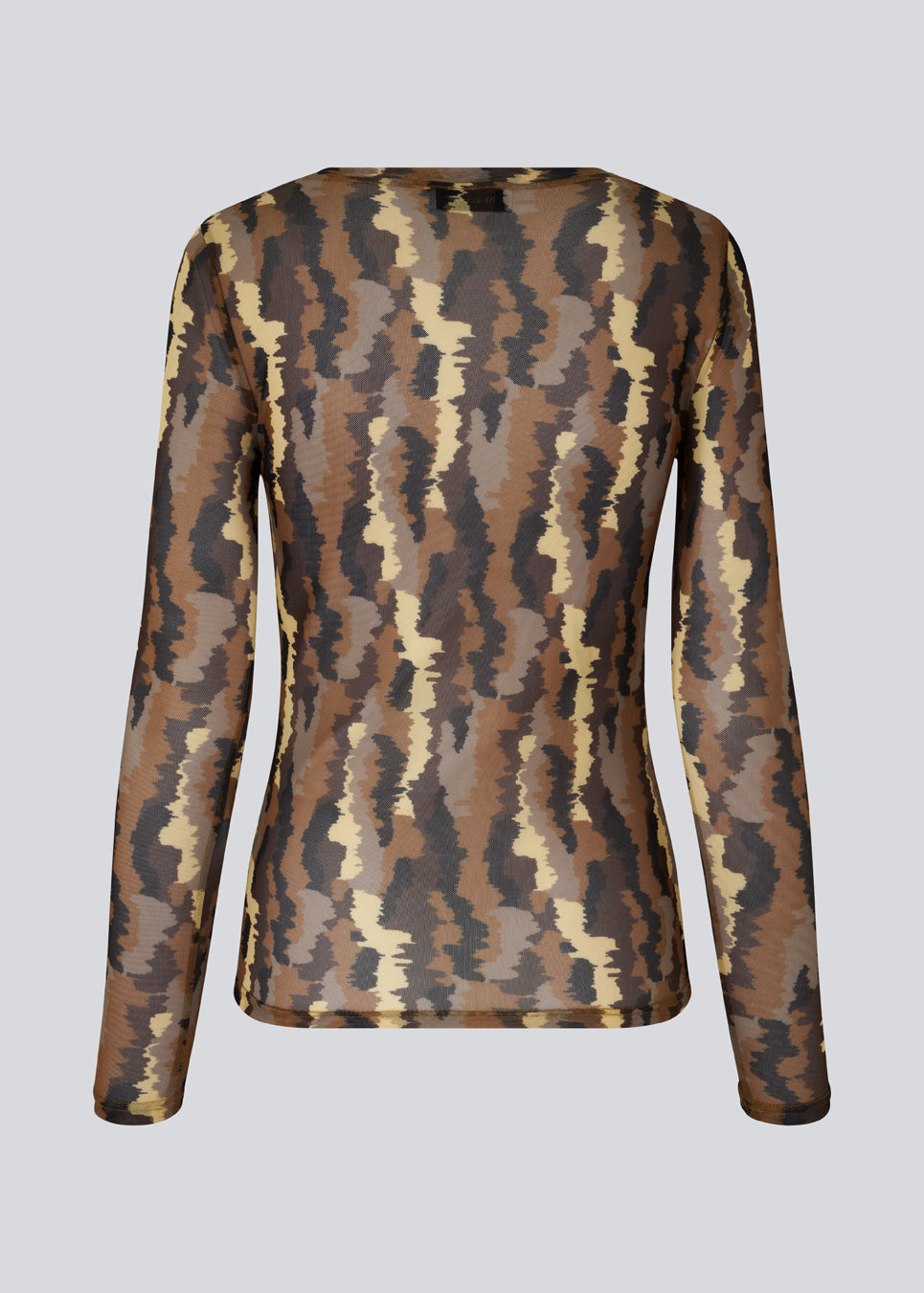 FreenMD print o-neck top has a tight fit, round neckline and long sleeves. The top is designed with a printed, slightly see-through look from recycled polyester. The model is 175 cm and wears a size S/36.