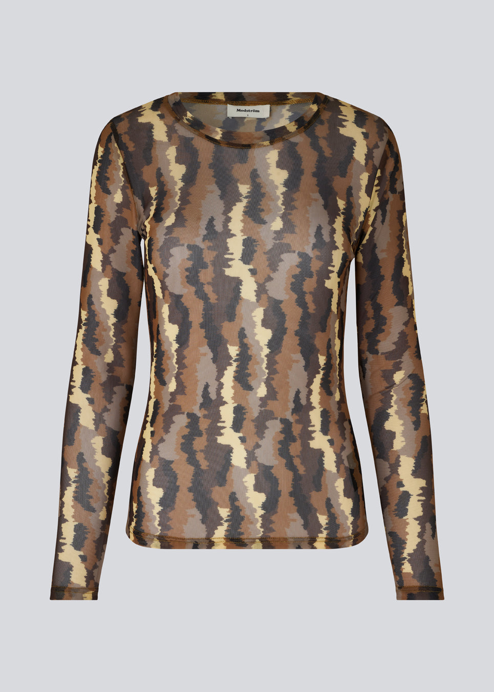 FreenMD print o-neck top has a tight fit, round neckline and long sleeves. The top is designed with a printed, slightly see-through look from recycled polyester. The model is 175 cm and wears a size S/36.
