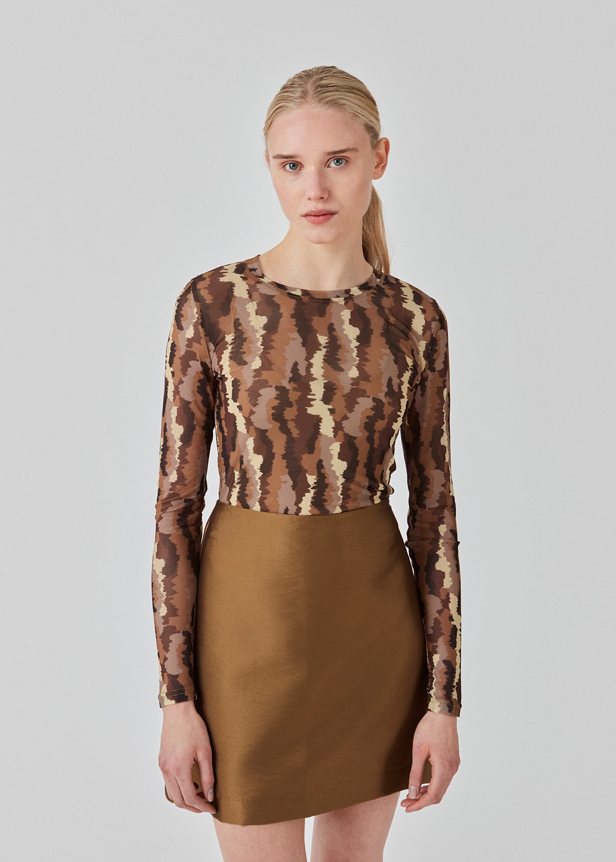 FreenMD print o-neck top has a tight fit, round neckline and long sleeves. The top is designed with a printed, slightly see-through look from recycled polyester. The model is 175 cm and wears a size S/36.